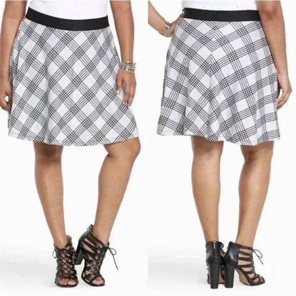 Torrid Gray & Black Tartan Plaid Skater Skirt in Size 1 - Picture 1 of 7